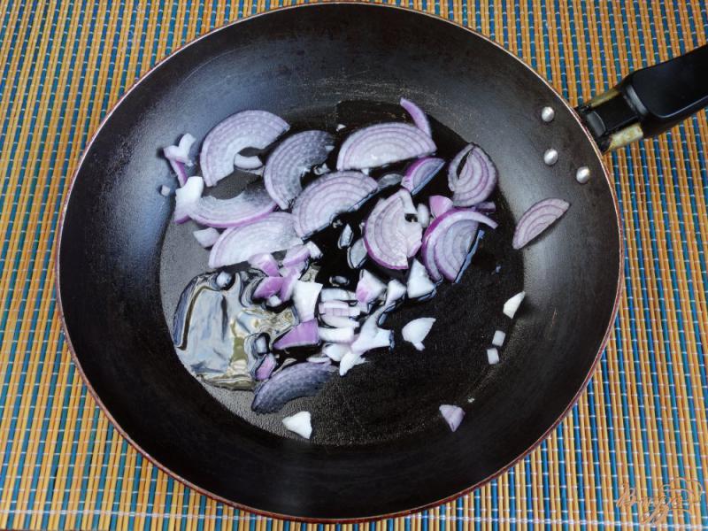 Фото приготовление рецепта: Макароны с тушенкой грибами и черри шаг №1