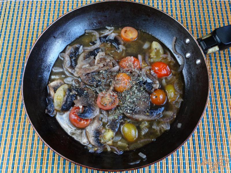 Фото приготовление рецепта: Макароны с тушенкой грибами и черри шаг №4
