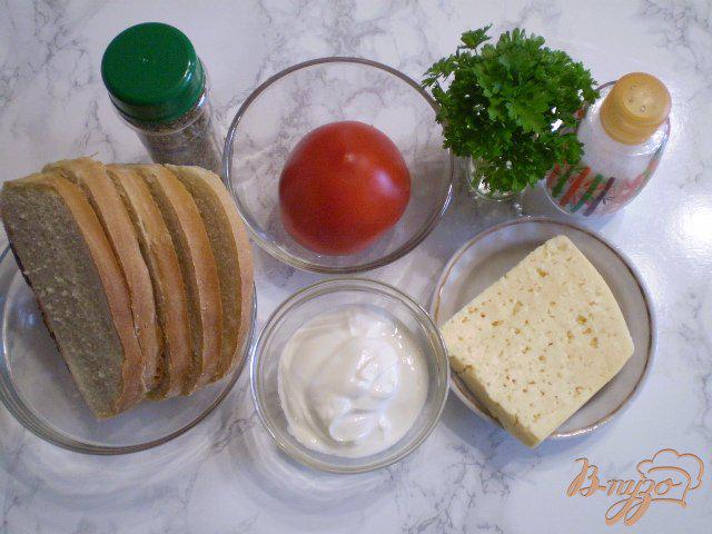 Фото приготовление рецепта: Горячий завтрак с сыром и помидорами шаг №1