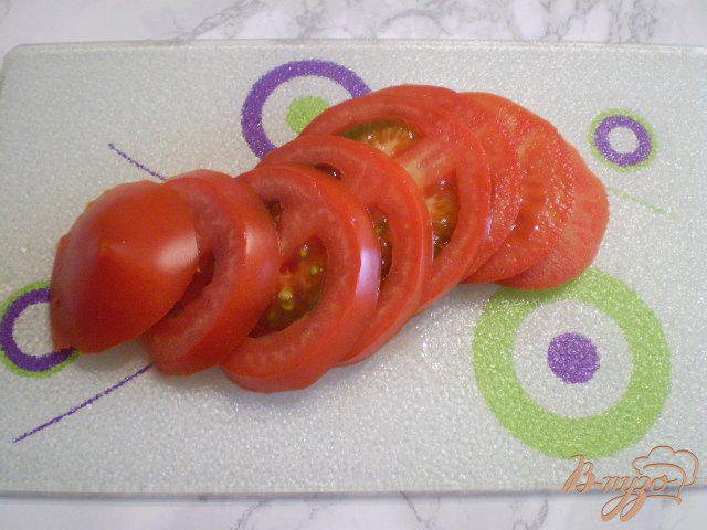 Фото приготовление рецепта: Горячий завтрак с сыром и помидорами шаг №2