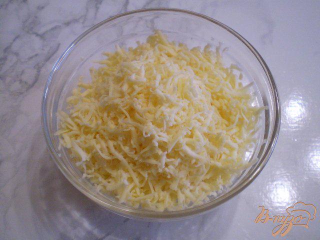 Фото приготовление рецепта: Горячий завтрак с сыром и помидорами шаг №5