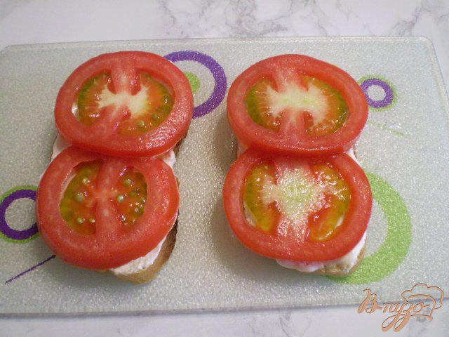 Фото приготовление рецепта: Горячий завтрак с сыром и помидорами шаг №4