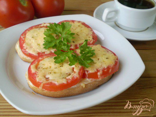 Фото приготовление рецепта: Горячий завтрак с сыром и помидорами шаг №9