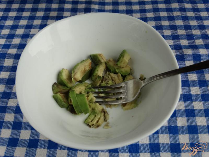 Фото приготовление рецепта: Брускета с авокадо и сельдью шаг №3