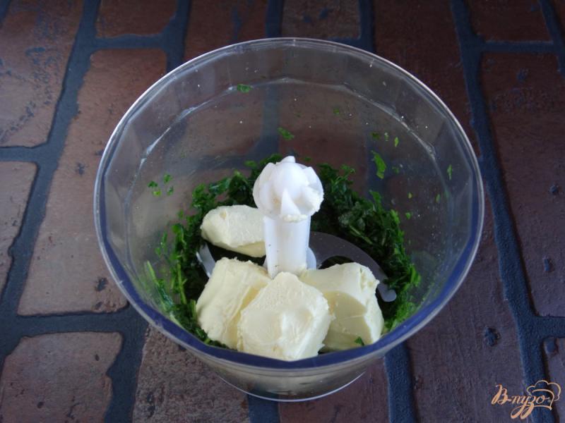 Фото приготовление рецепта: Зеленое масло с рукколой и горчицей шаг №2
