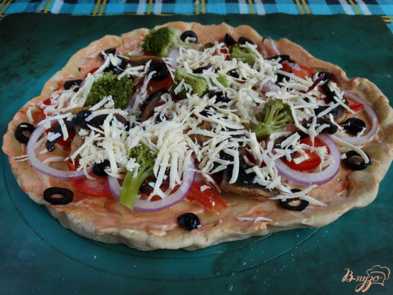 Фото приготовление рецепта: Грибная пицца с брокколи и маслинами шаг №9