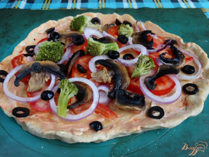 Фото приготовление рецепта: Грибная пицца с брокколи и маслинами шаг №8
