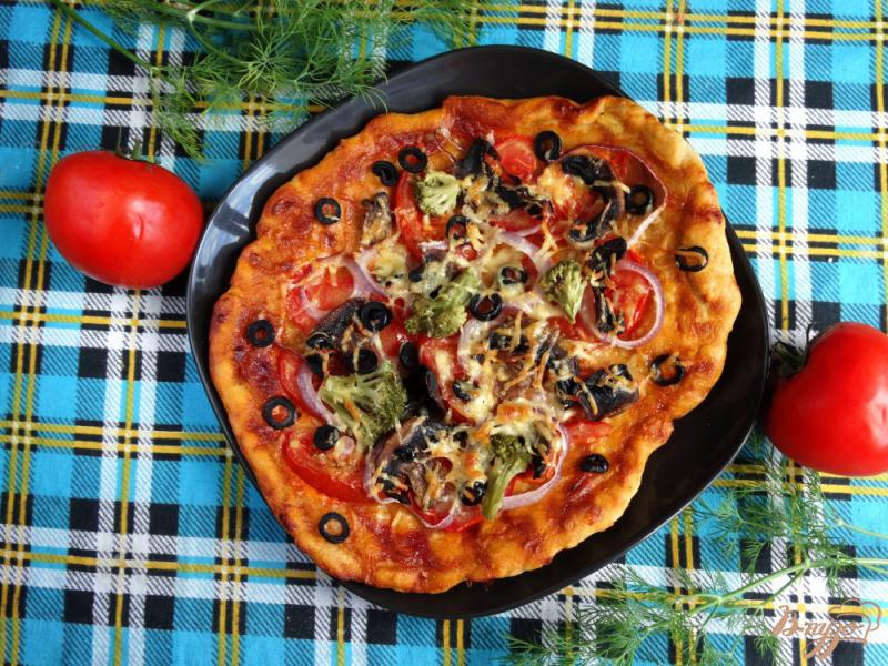 Фото приготовление рецепта: Грибная пицца с брокколи и маслинами шаг №10