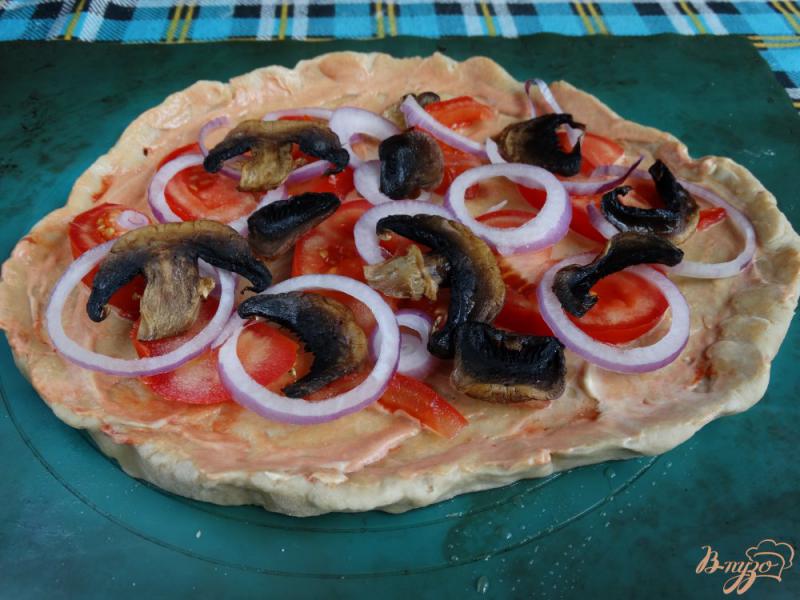 Фото приготовление рецепта: Грибная пицца с брокколи и маслинами шаг №7