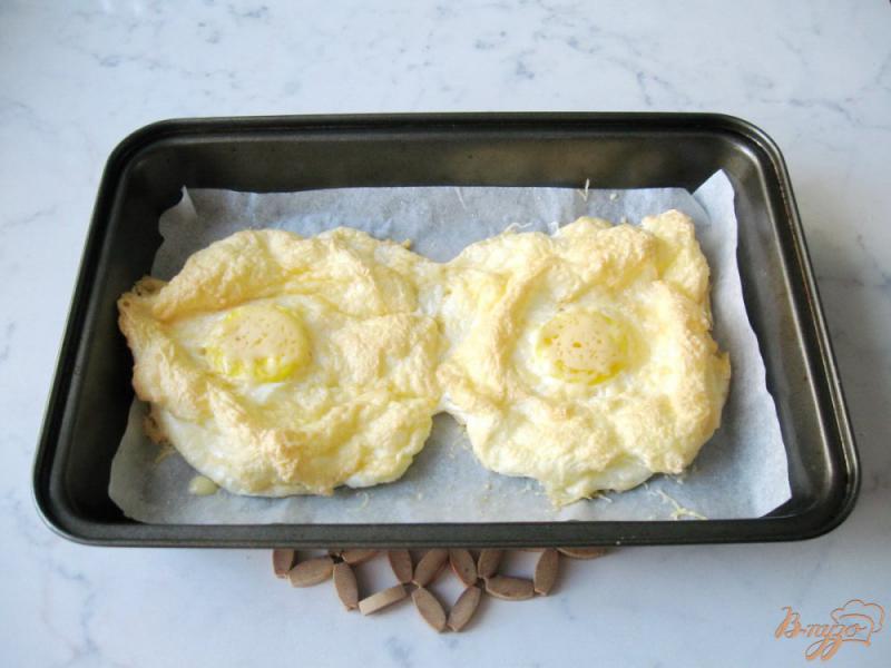 Фото приготовление рецепта: Яичница с сыром запеченная в духовке шаг №8