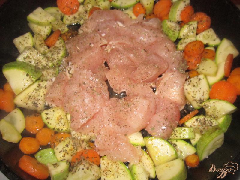 Фото приготовление рецепта: Курица с овощами сливочном соусе шаг №4