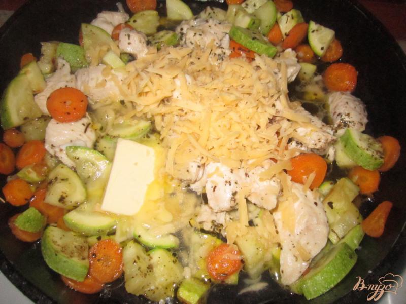 Фото приготовление рецепта: Курица с овощами сливочном соусе шаг №5