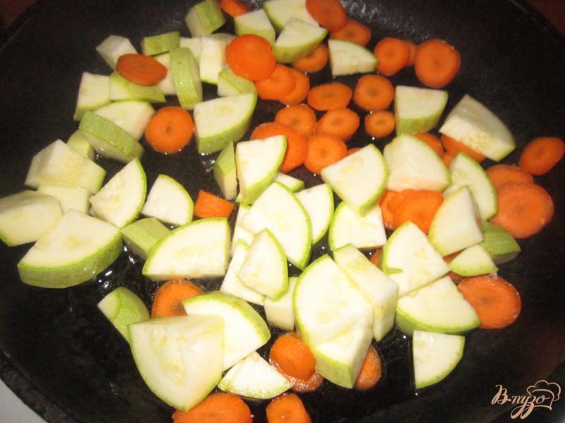 Фото приготовление рецепта: Курица с овощами сливочном соусе шаг №3