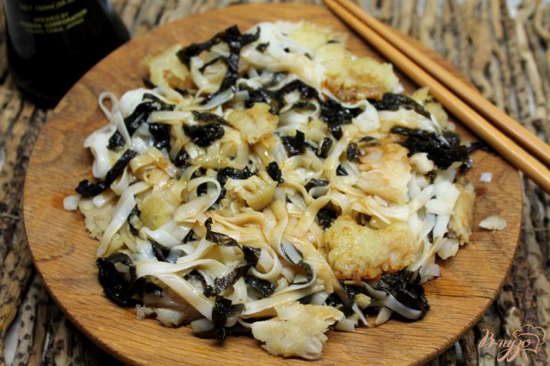 Фото приготовление рецепта: Рисовая лапша с рыбой и водорослями нори шаг №5