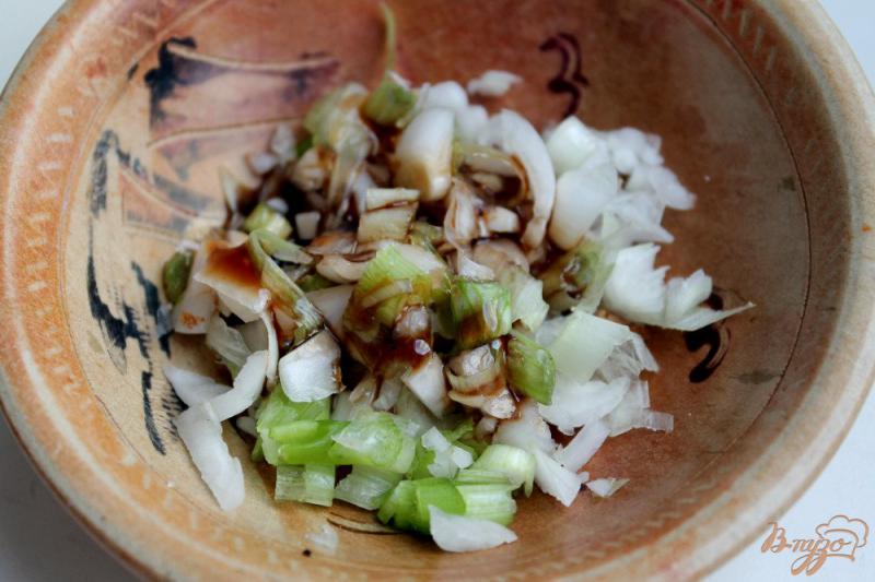 Фото приготовление рецепта: Зеленый салат с брынзой и гренками шаг №3