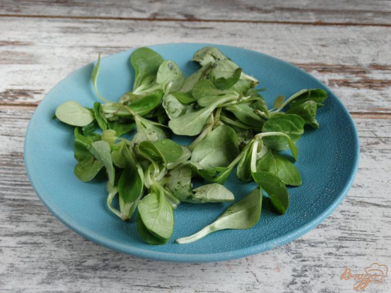 Фото приготовление рецепта: Салат из авокадо черри и корн-салата шаг №1