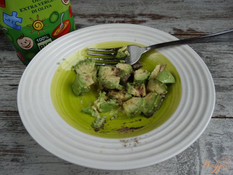 Фото приготовление рецепта: Салат из авокадо черри и корн-салата шаг №5