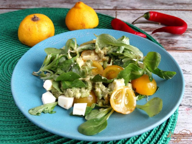Фото приготовление рецепта: Салат из авокадо черри и корн-салата шаг №7