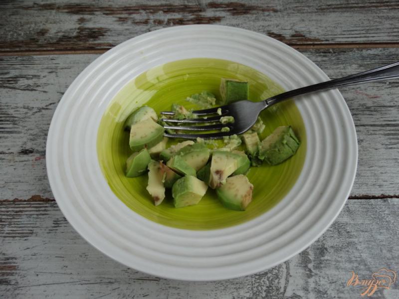 Фото приготовление рецепта: Салат из авокадо черри и корн-салата шаг №4