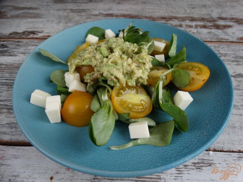 Фото приготовление рецепта: Салат из авокадо черри и корн-салата шаг №6