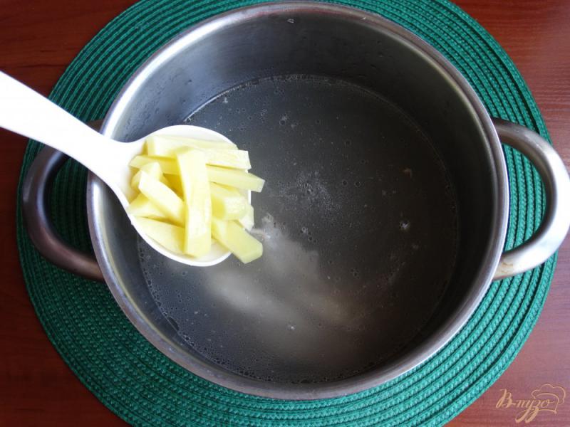 Фото приготовление рецепта: Куриный суп с шампиньонами и рисом шаг №2
