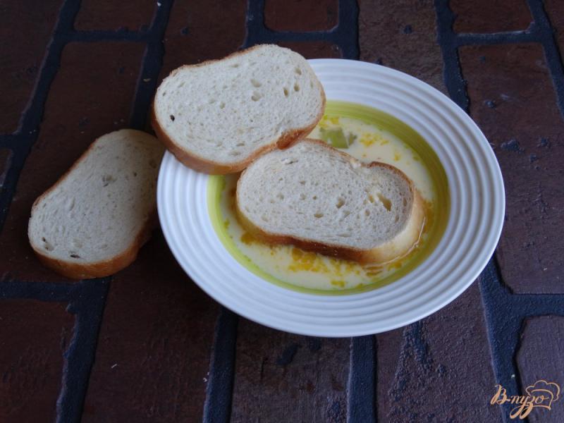Фото приготовление рецепта: Сладкие гренки со сливочным сыром и ягодами шаг №3
