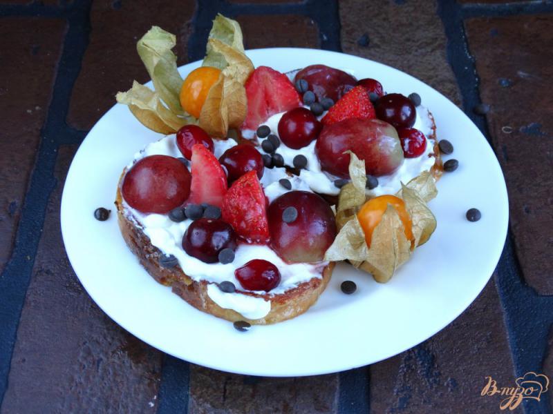 Фото приготовление рецепта: Сладкие гренки со сливочным сыром и ягодами шаг №10