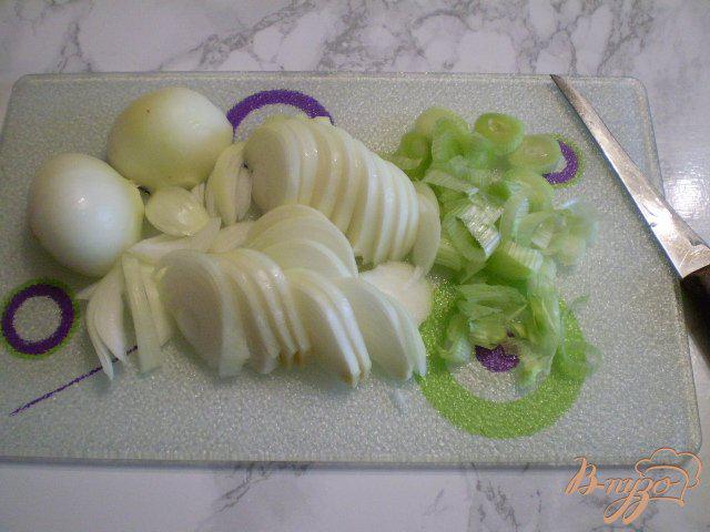 Фото приготовление рецепта: Молодой картофель с шампиньонами и луком шаг №2