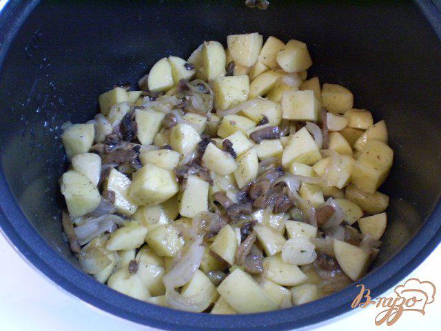 Фото приготовление рецепта: Молодой картофель с шампиньонами и луком шаг №5
