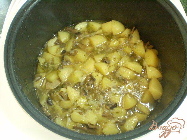Фото приготовление рецепта: Молодой картофель с шампиньонами и луком шаг №6