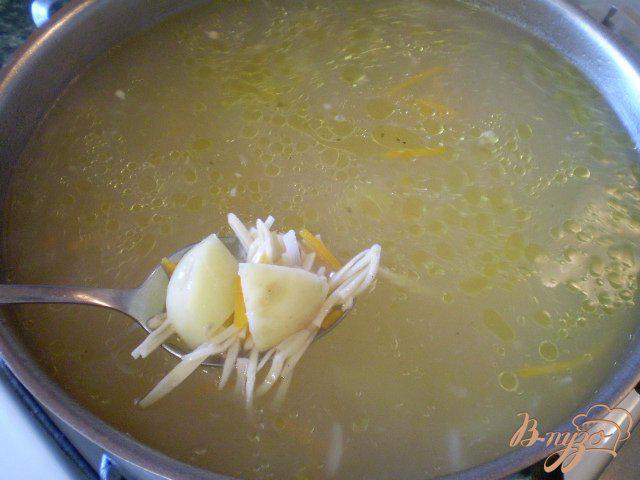 Фото приготовление рецепта: Суп из молодых овощей и домашней лапши шаг №4