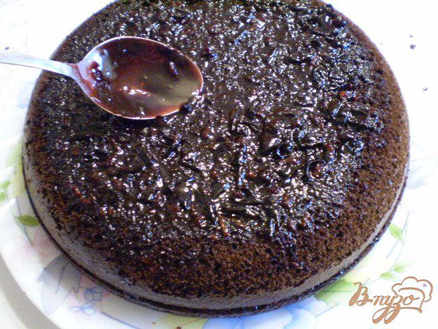 Фото приготовление рецепта: Очень шоколадный торт с вареньем шаг №9