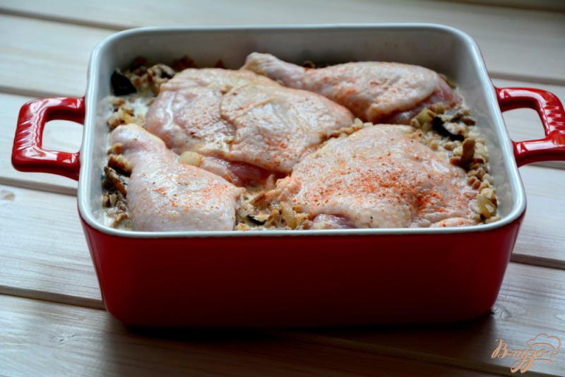 Фото приготовление рецепта: Гречка с курицей, запеченная в сливках шаг №6