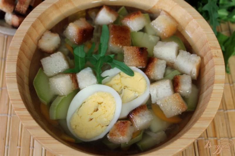 Фото приготовление рецепта: Овощной суп с яйцом и сухариками шаг №6