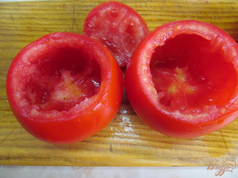 Фото приготовление рецепта: Фаршированные помидоры салатом из крабовых полочек шаг №3