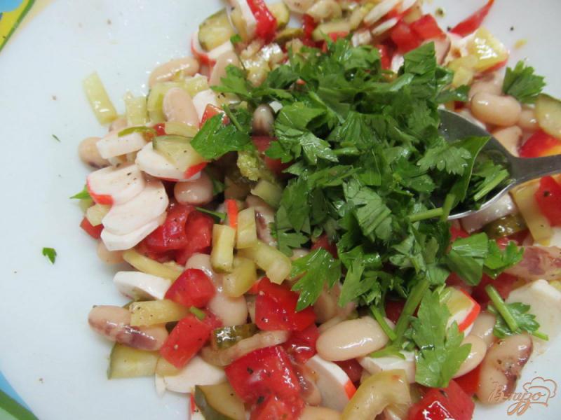 Фото приготовление рецепта: Салат из фасоли и крабовых палочек шаг №3