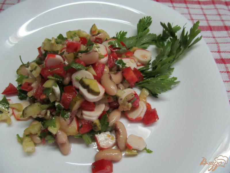 Фото приготовление рецепта: Салат из фасоли и крабовых палочек шаг №4