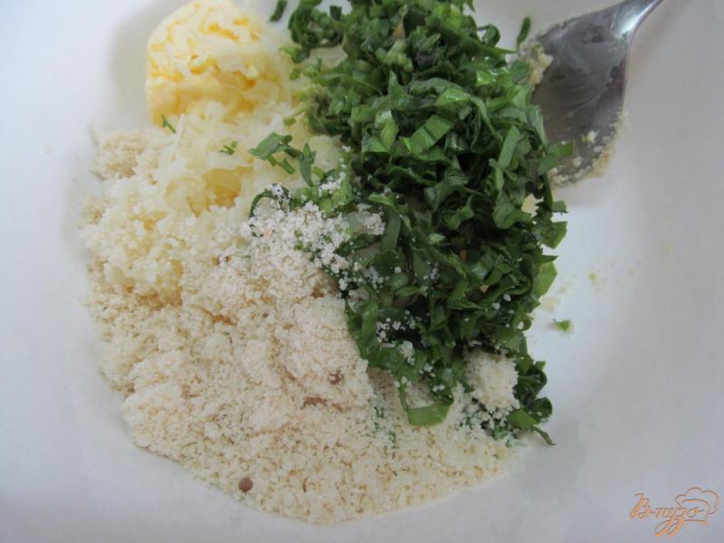 Фото приготовление рецепта: Котлеты из картофеля с зеленым соусом шаг №3