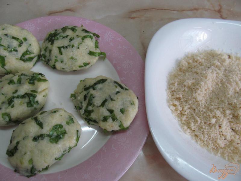 Фото приготовление рецепта: Котлеты из картофеля с зеленым соусом шаг №4
