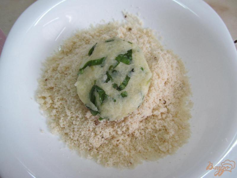 Фото приготовление рецепта: Котлеты из картофеля с зеленым соусом шаг №5