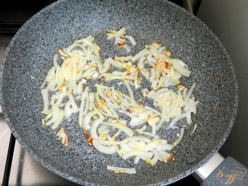 Фото приготовление рецепта: Салат из шампиньонов и свежих огурцов шаг №3