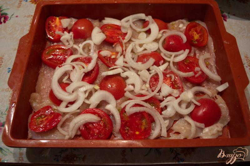 Фото приготовление рецепта: Быстрые отбивные в духовке с помидорами и сыром шаг №3