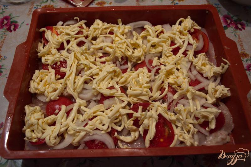 Фото приготовление рецепта: Быстрые отбивные в духовке с помидорами и сыром шаг №4