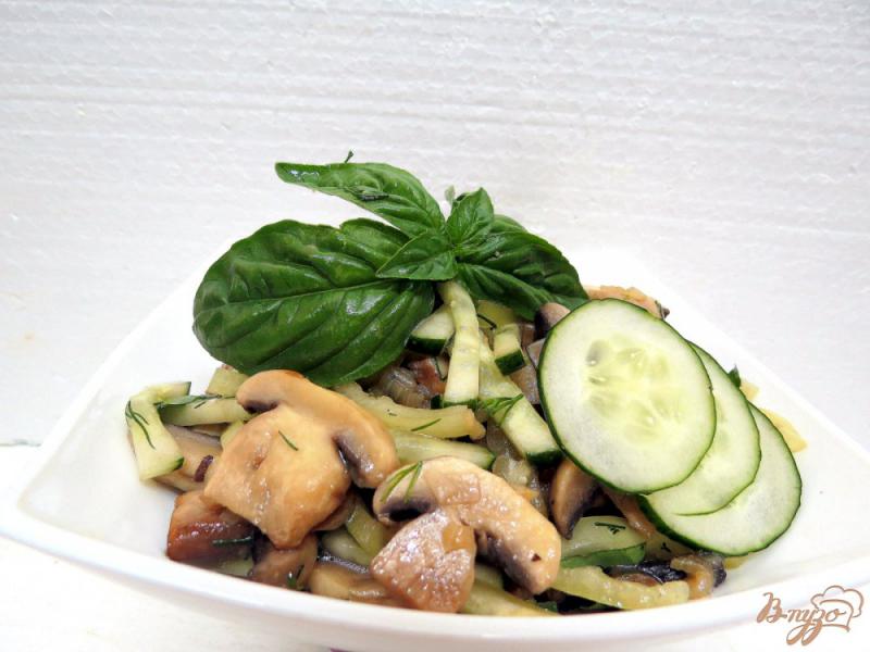 Фото приготовление рецепта: Салат из шампиньонов и свежих огурцов шаг №9