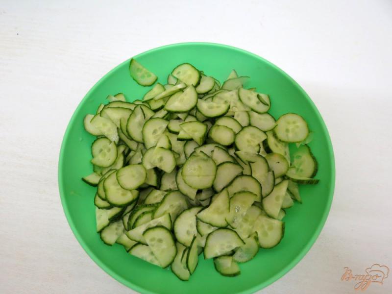 Фото приготовление рецепта: Салат из листьев салата с огурцом и горчичной заправкой шаг №3