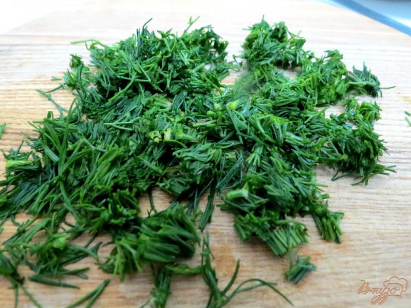 Фото приготовление рецепта: Салат из листьев салата с огурцом и горчичной заправкой шаг №4