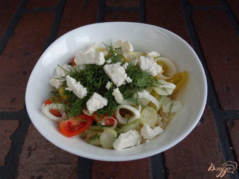 Фото приготовление рецепта: Салат с булгуром овощами и брынзой шаг №6