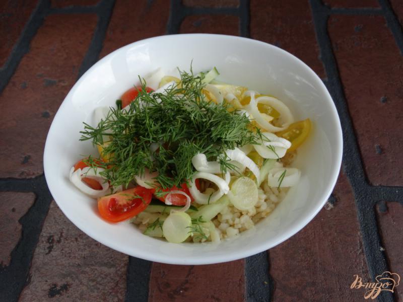 Фото приготовление рецепта: Салат с булгуром овощами и брынзой шаг №5