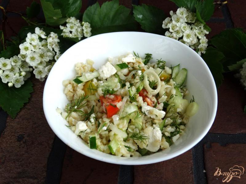 Фото приготовление рецепта: Салат с булгуром овощами и брынзой шаг №8
