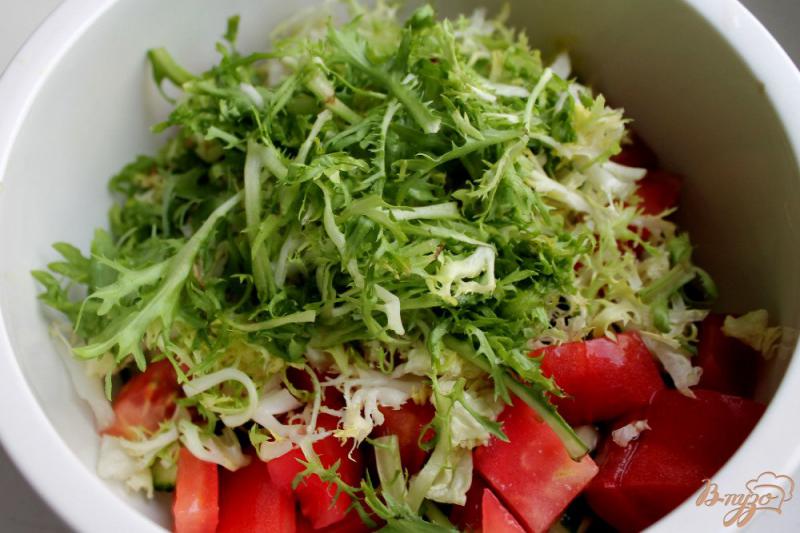 Фото приготовление рецепта: Салат с помидором, огурцом и базиликом шаг №4